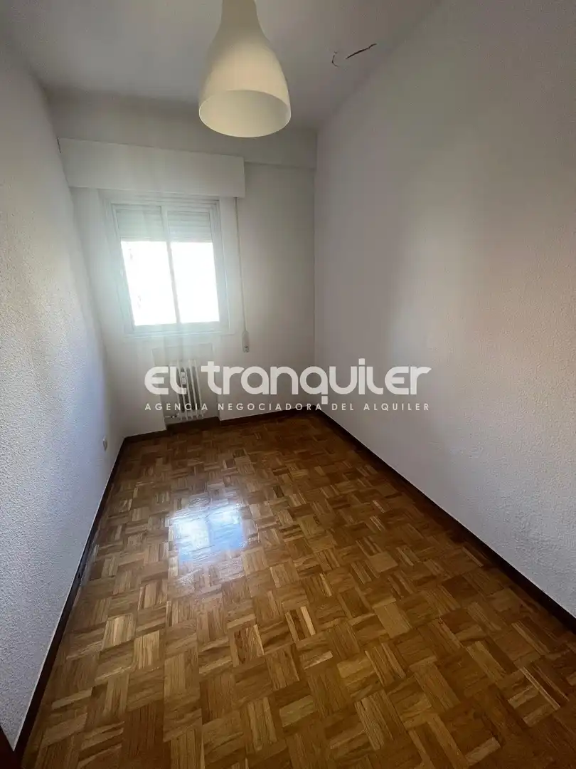 Bedroom of Flat for rent in Madrid  with Parquet flooring, Terrace and Washing machine
