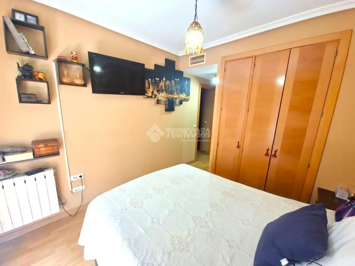 Bedroom of Flat for sale in Parla  with Air Conditioner, Heating and Parquet flooring