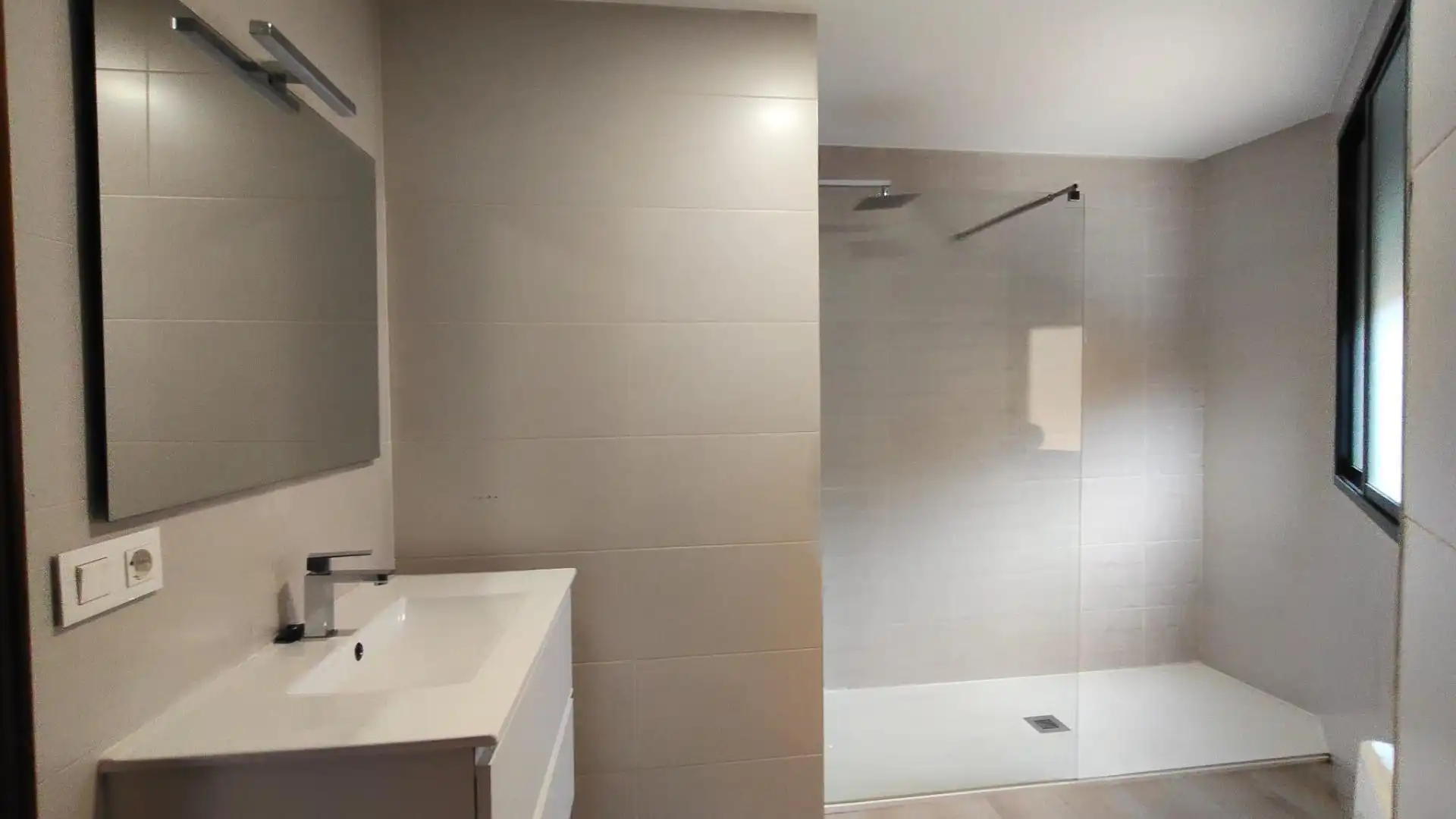 Bathroom of Flat for rent in Plasencia  with Heating, Terrace and Furnished