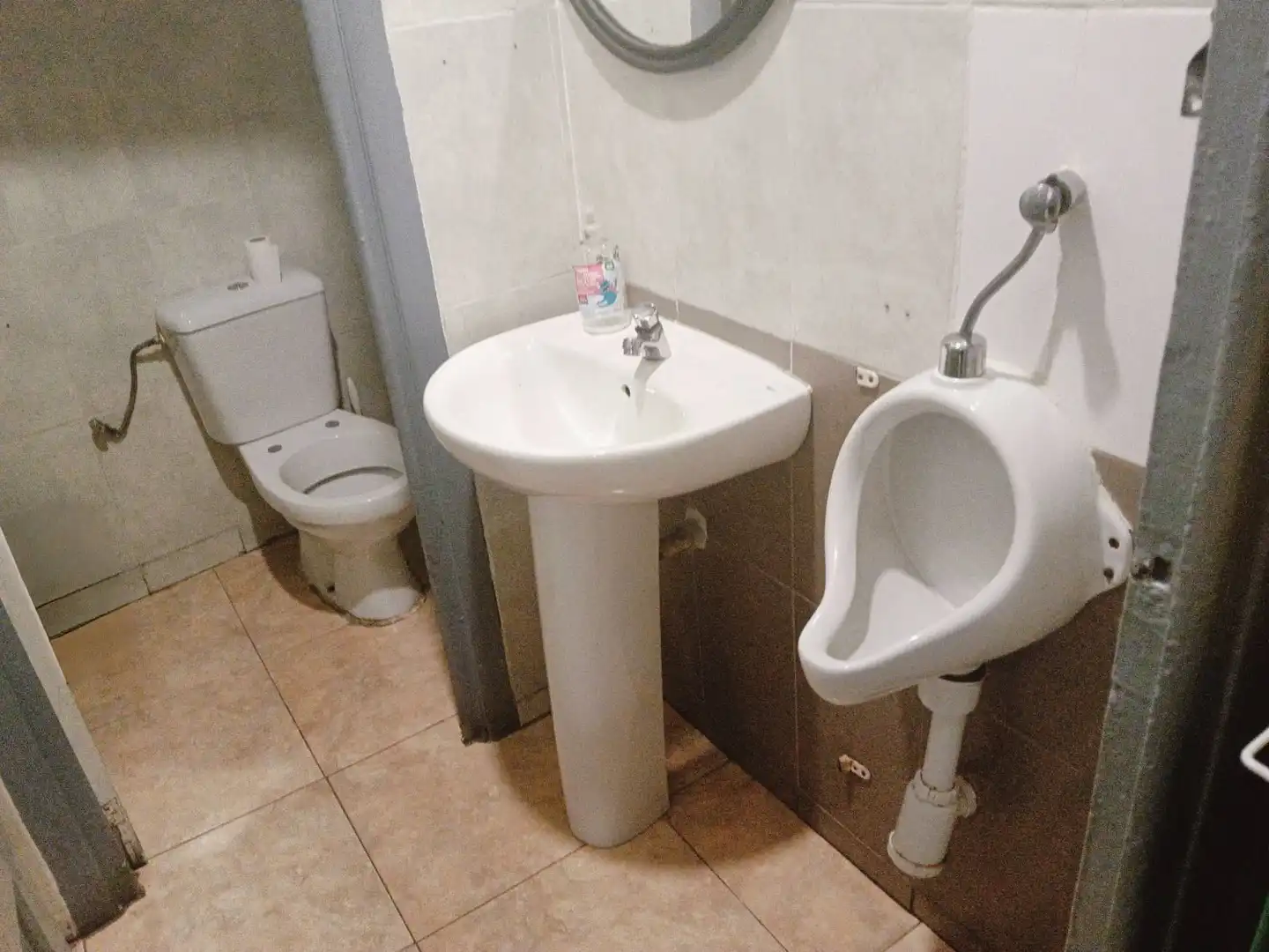 Baño de Local de alquiler en Zaragoza con Aire acondicionado y Amueblado