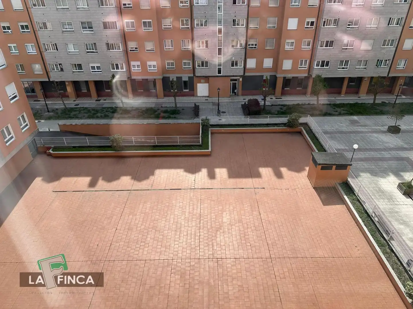 Vista exterior de Pis en venda en Oviedo  amb Calefacció, Parquet i Traster