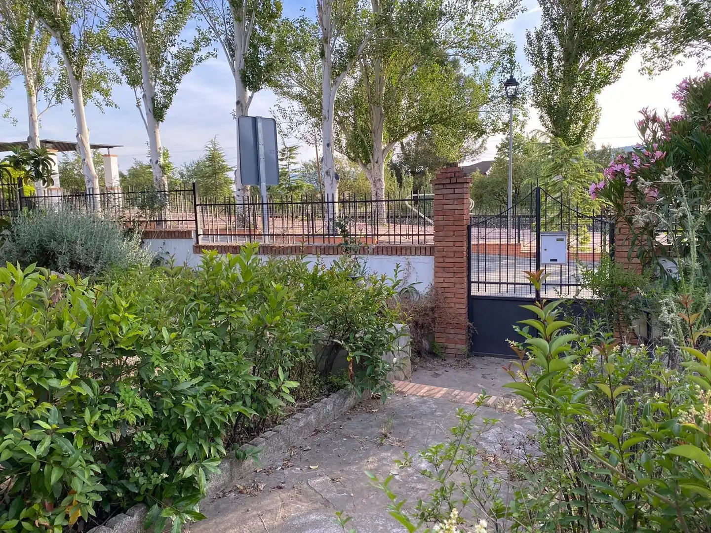 Vista exterior de Casa o xalet en venda en Arriate amb Aire condicionat, Calefacció i Jardí privat