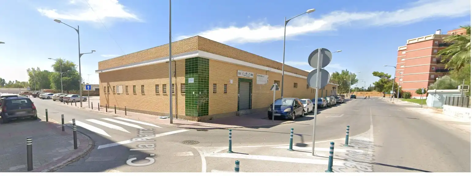 Vista exterior de Local en venta en Utrera