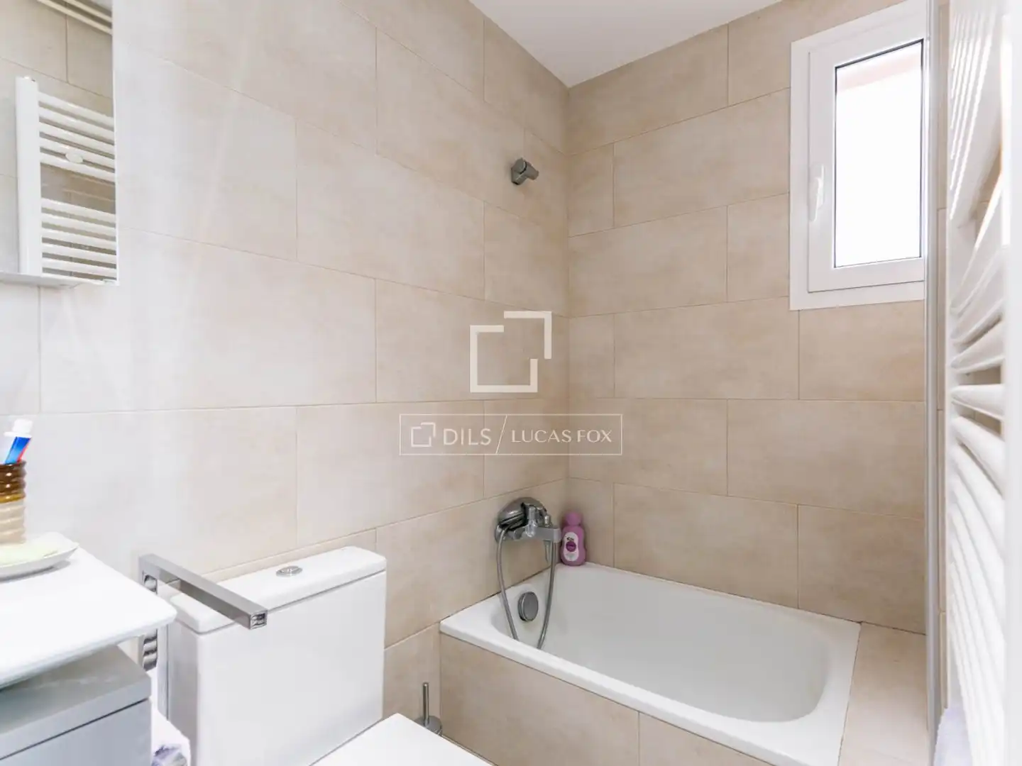 Badezimmer von Wohnung zum Verkauf in Castelldefels mit Heizung, Privatgarten und Terrasse