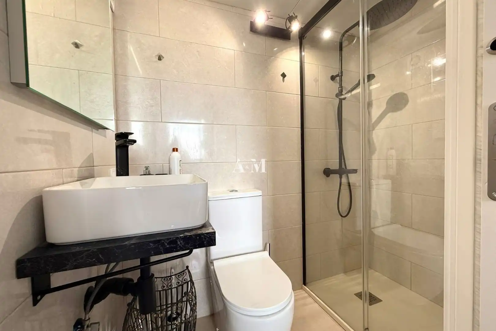 Bathroom of Flat for rent in Torrevieja  with Air Conditioner, Heating and Terrace