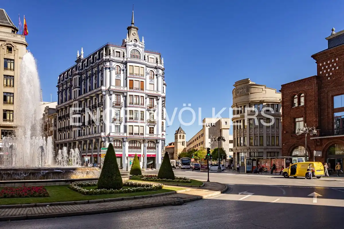 Vista exterior de Piso en venta en León Capital  con Calefacción y Balcón