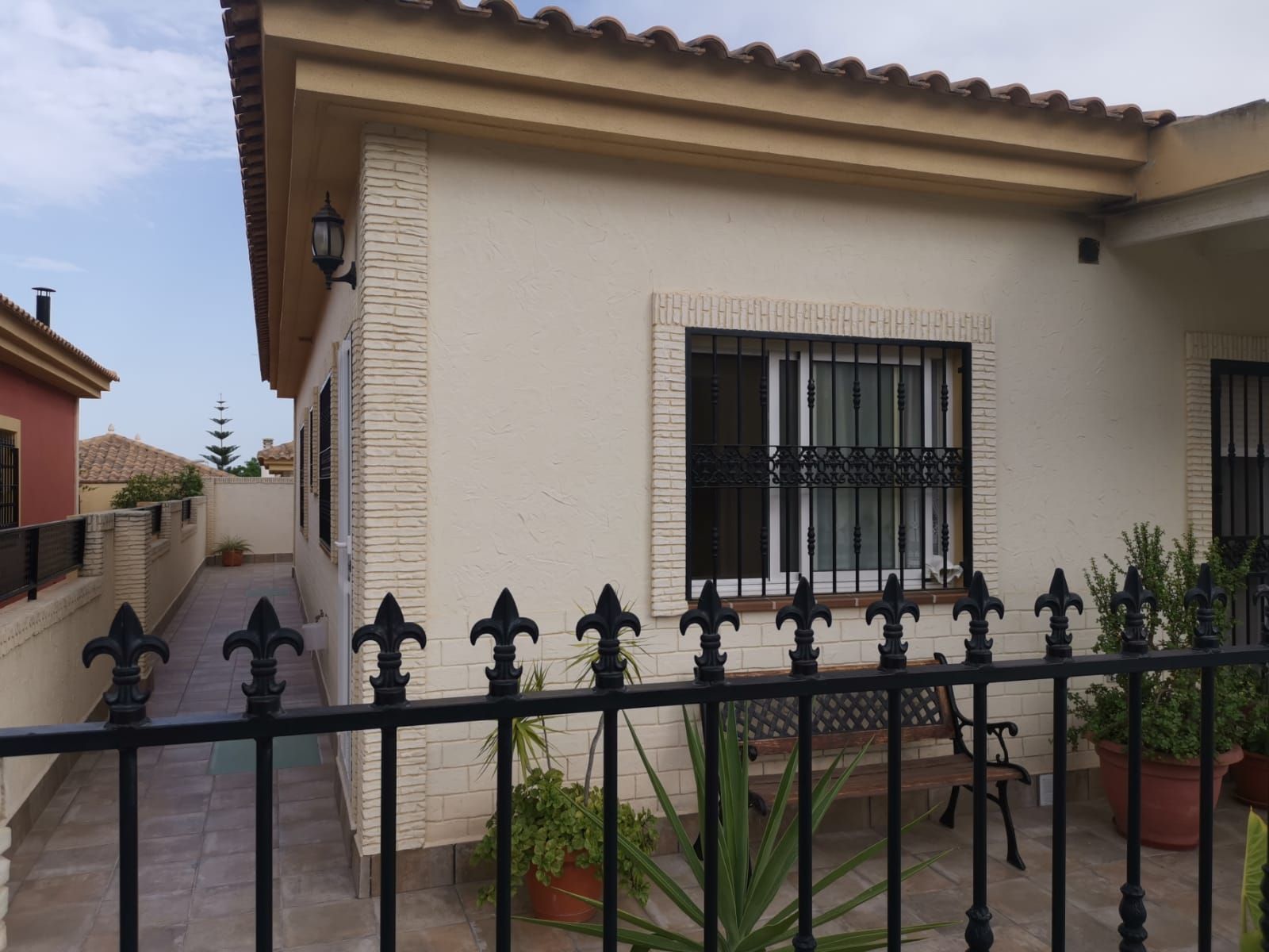 Vista exterior de Casa o xalet en venda en Bigastro amb Aire condicionat, Jardí privat i Terrassa