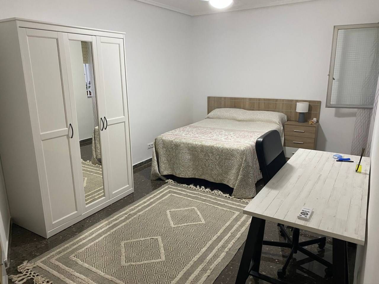 Dormitori de Pis de lloguer en  Valencia Capital amb Aire condicionat, Moblat i Balcó