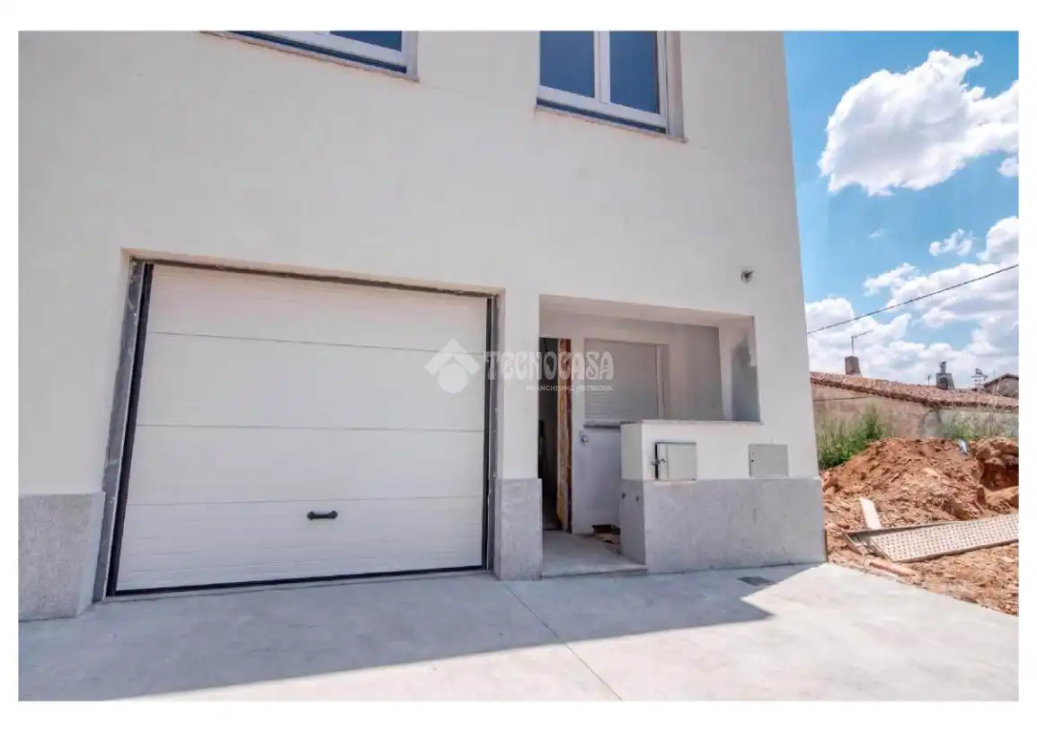 Vista exterior de Casa adosada en venta en Calvarrasa de Abajo con Calefacción y Terraza