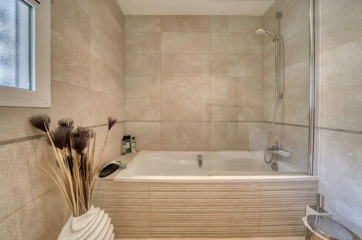 Baño de Casa adosada de alquiler en Benahavís con Aire acondicionado, Jardín privado y Terraza