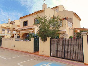 Casa aparellada amb balcó en venda a Avenida de las Salinas 12