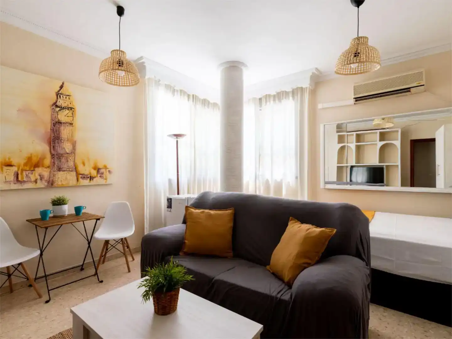 Sala de estar de Piso para compartir en Sevilla con Aire acondicionado, Jardín privado y Amueblado