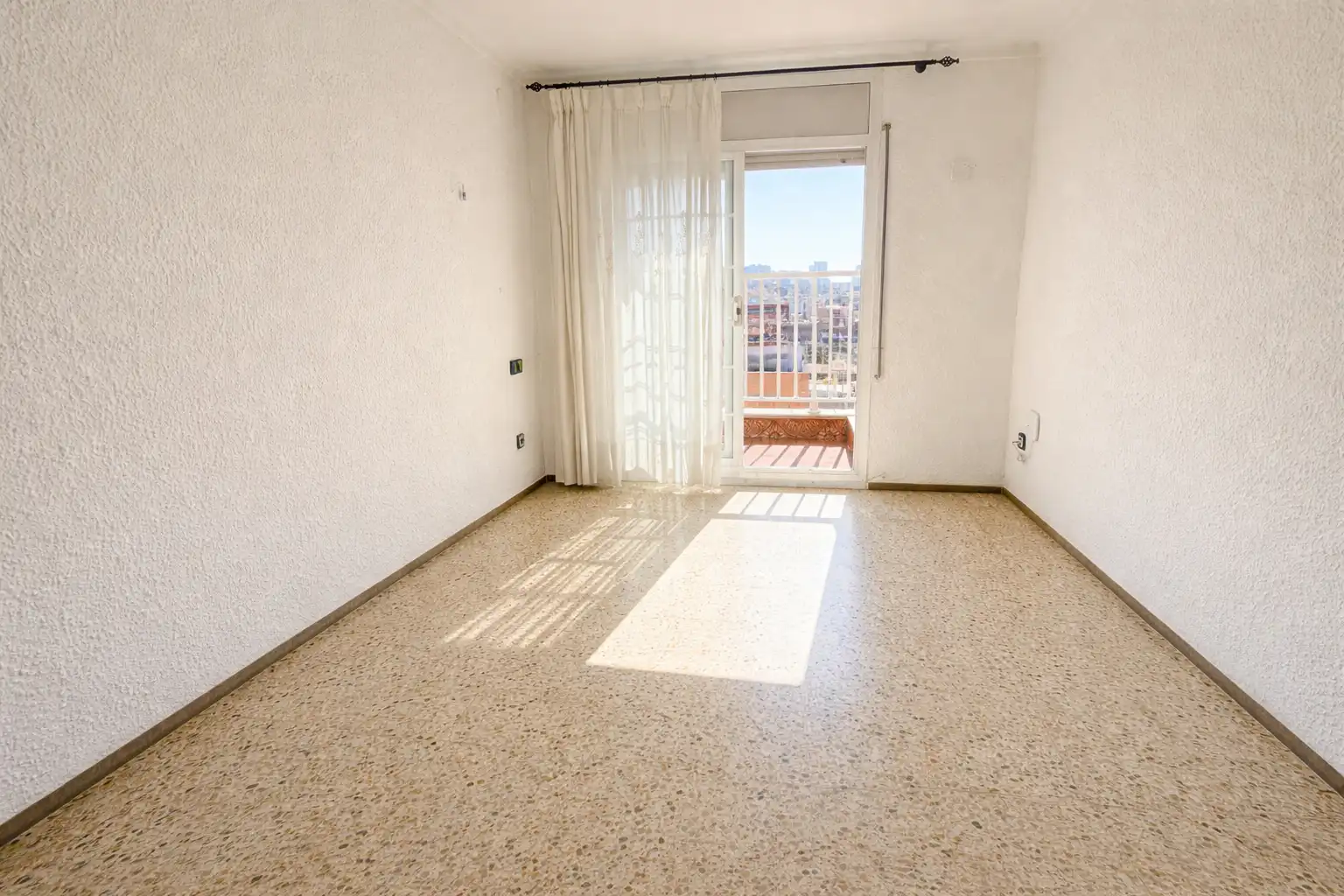 Dormitori de Pis en venda en Santa Coloma de Gramenet amb Calefacció, Terrassa i Rentadora
