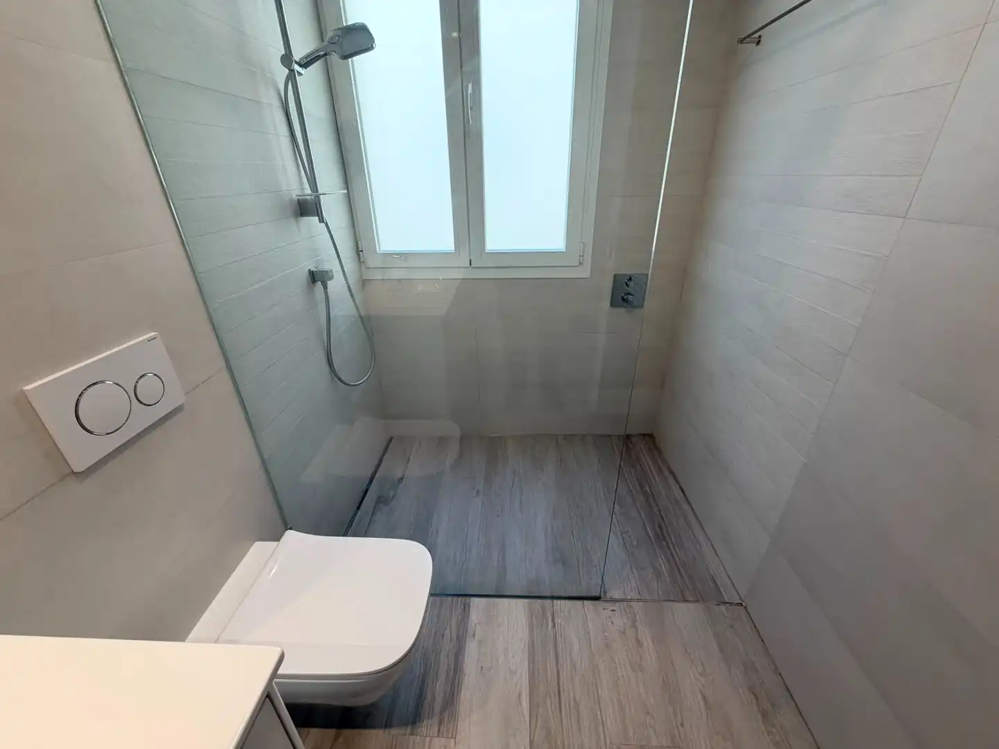 Bathroom of Flat for sale in Madrid  with Air Conditioner, Heating and Storage room