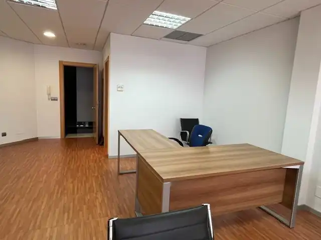Büro zur Miete in Santander mit Klimaanlage, Heizung und Möbliert