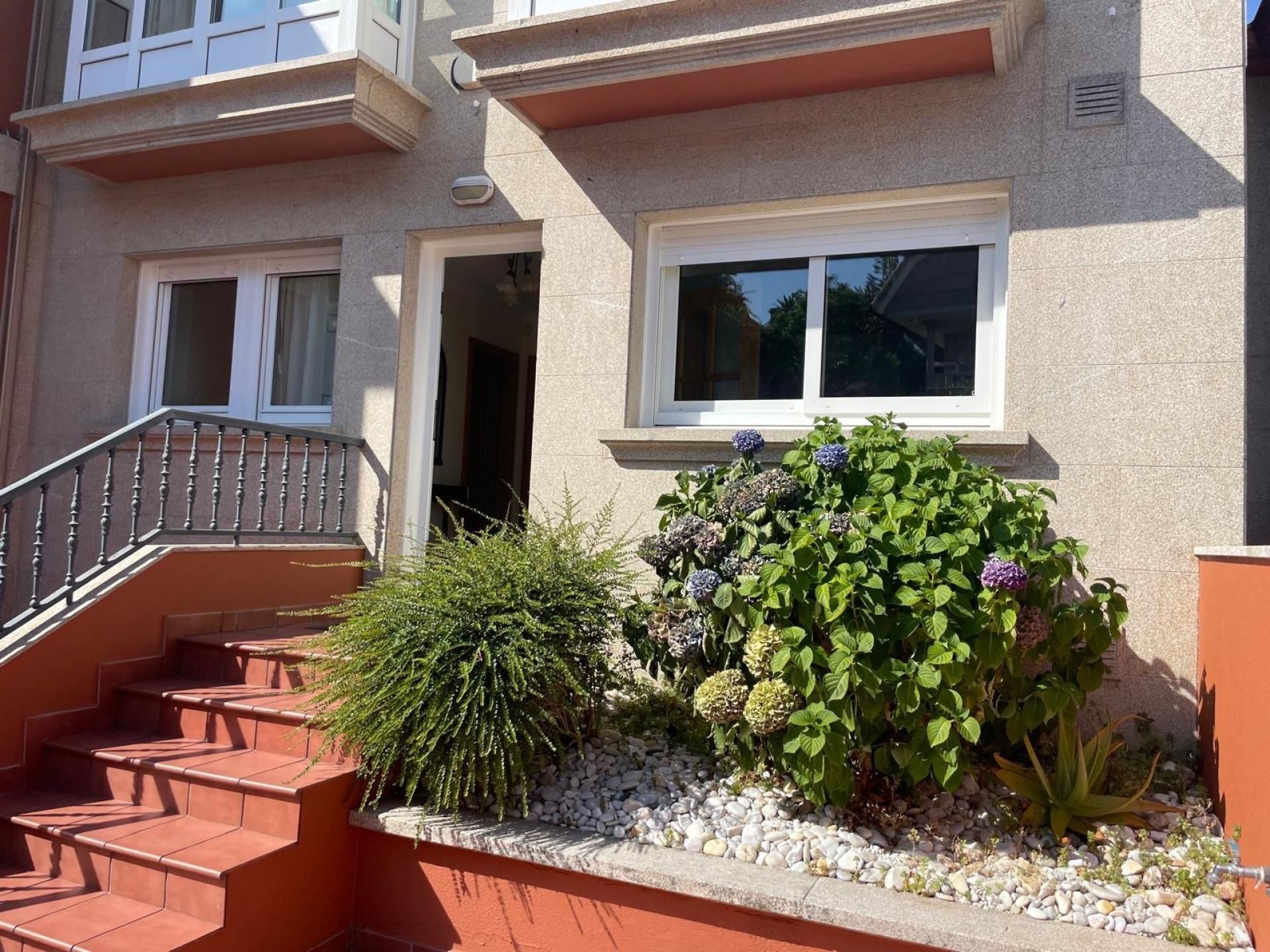 Exterior view of Single-family semi-detached for sale in Sanxenxo  with Air Conditioner, Heating and Terrace