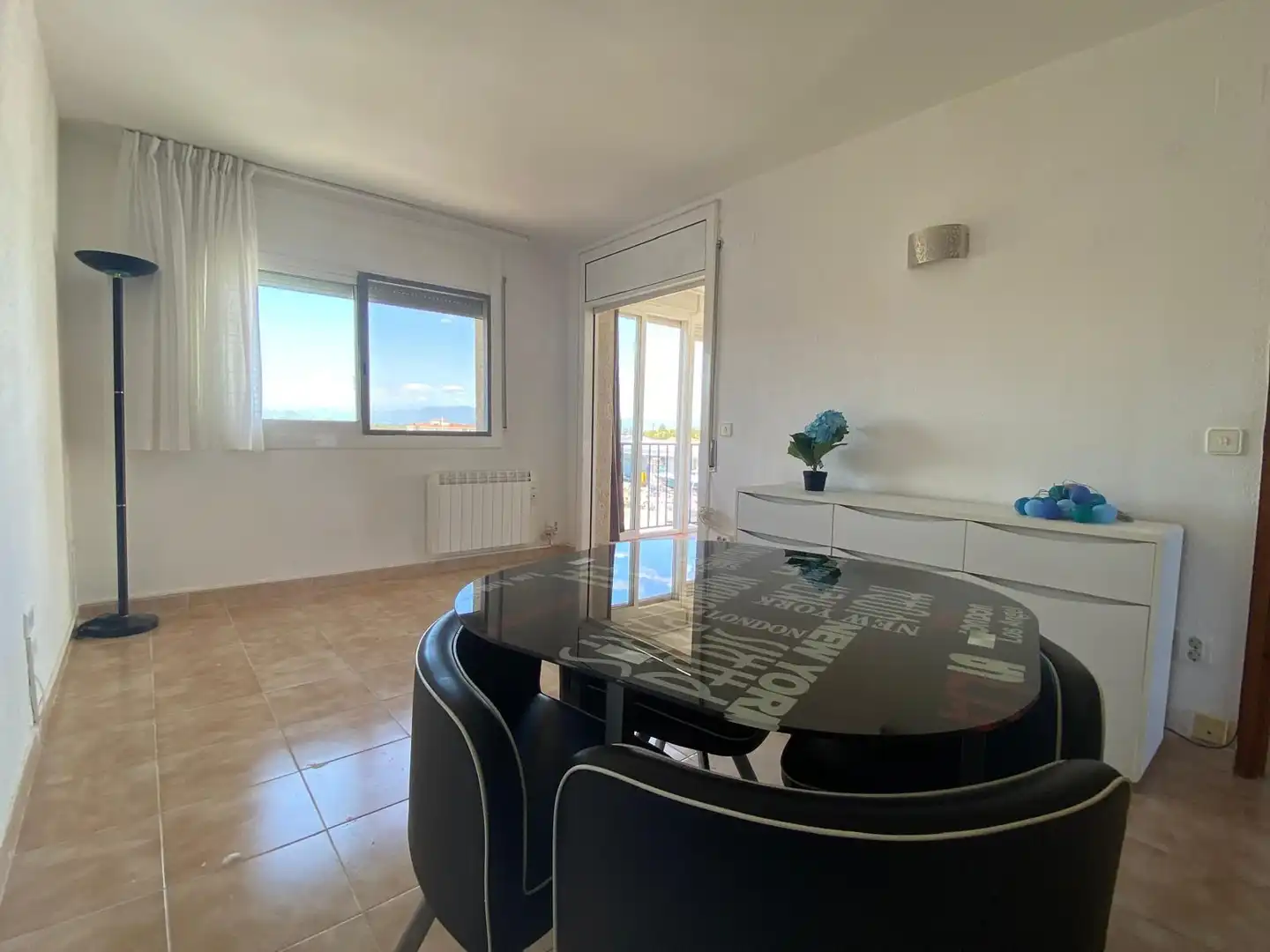 Comedor de Piso en venta en Roses con Terraza, Piscina y Amueblado