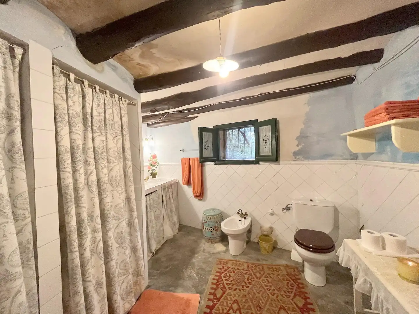 Bany de Finca rústica en venda en Bea amb Calefacció, Terrassa i Moblat