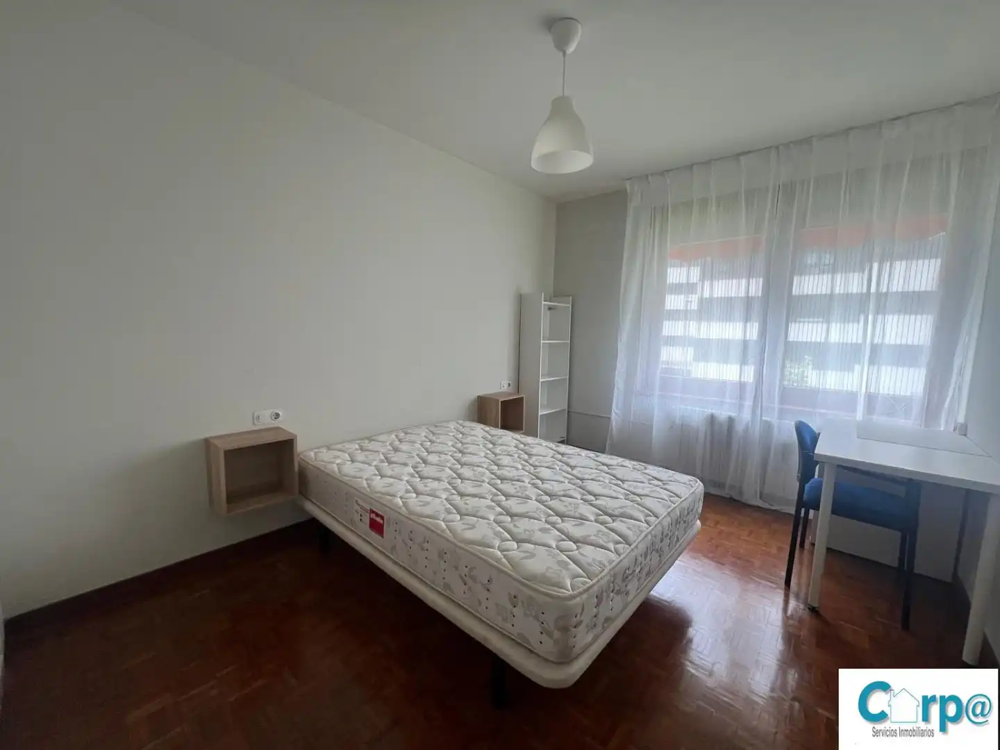 Habitación de Piso de alquiler en  Pamplona / Iruña con Calefacción, Parquet y Amueblado