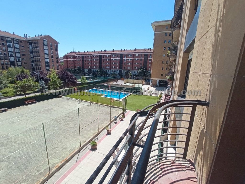 Vista exterior de Piso en venta en  Logroño con Calefacción, Parquet y Terraza