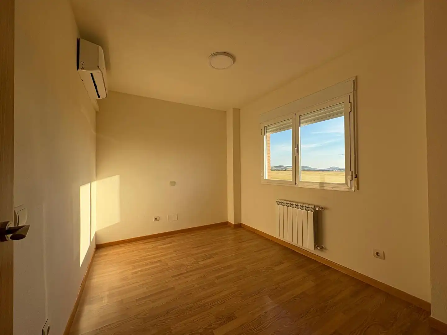 Dormitori de Casa o xalet en venda en Torres de la Alameda amb Aire condicionat, Calefacció i Jardí privat