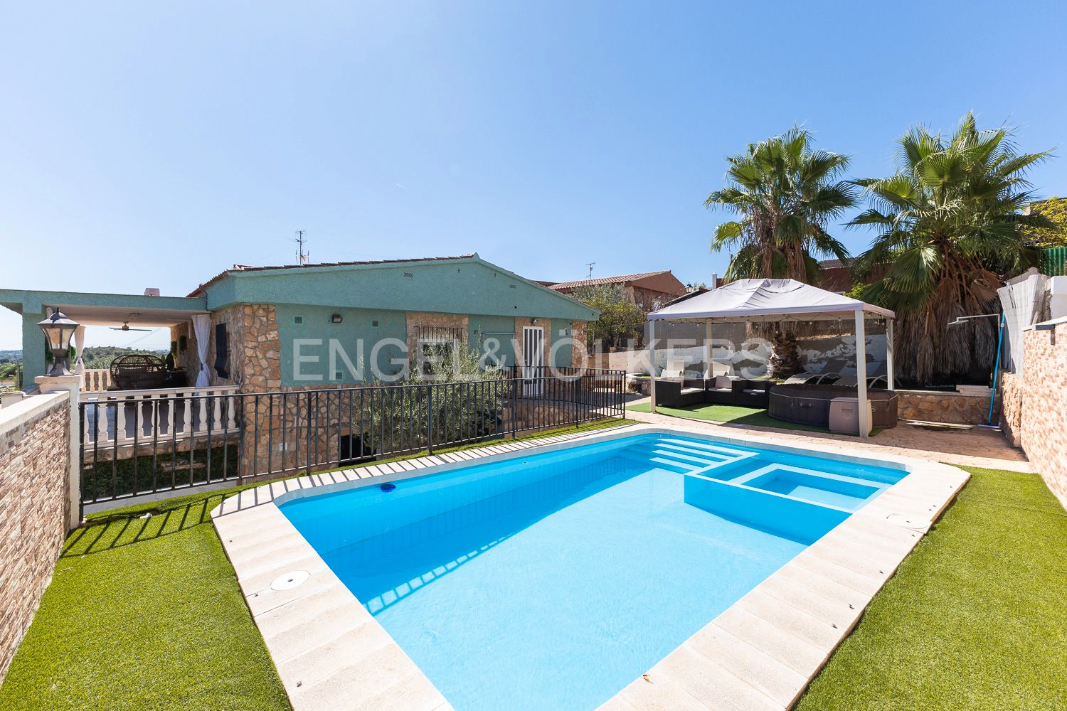 Swimming pool of House or chalet for sale in La Pobla de Vallbona  with Air Conditioner, Heating and Private garden