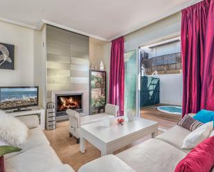 Sala d'estar de Casa adosada en venda en Mijas amb Aire condicionat, Jardí privat i Terrassa