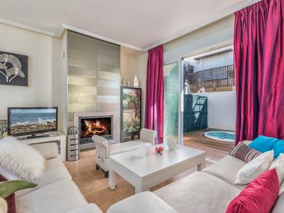 Sala d'estar de Casa adosada en venda en Mijas amb Aire condicionat, Jardí privat i Terrassa