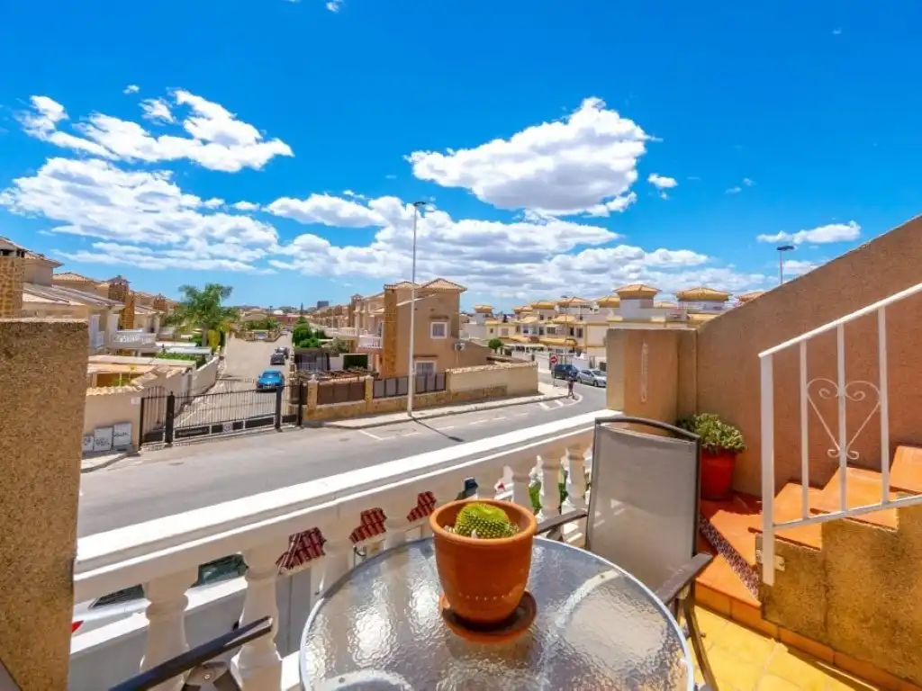 Außenansicht von Einfamilien-Reihenhaus zum Verkauf in Torrevieja mit Klimaanlage, Privatgarten und Schwimmbad