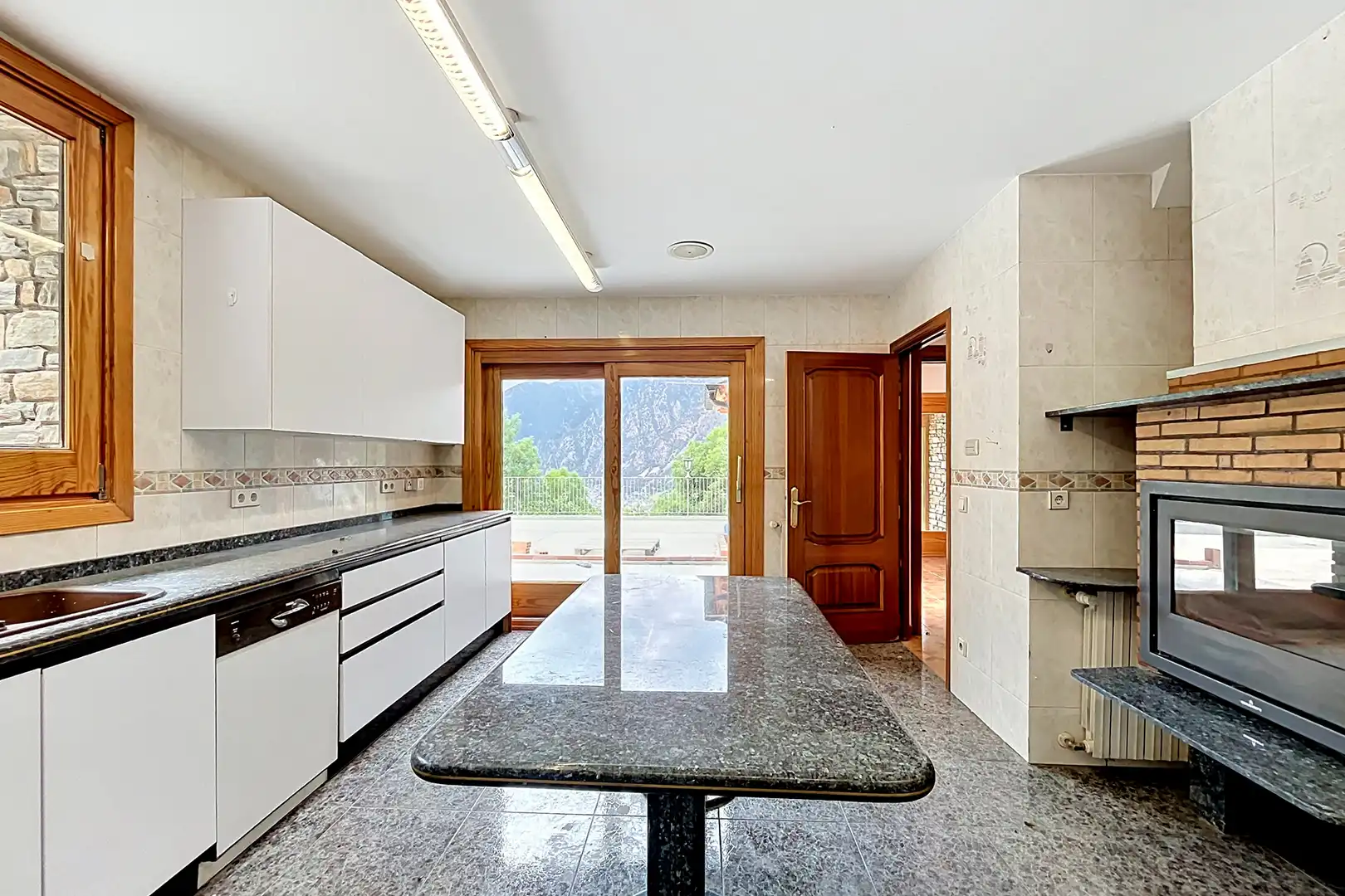 Küche von Haus oder Chalet zur Miete in Escaldes – Engordany mit Heizung, Privatgarten und Parkett