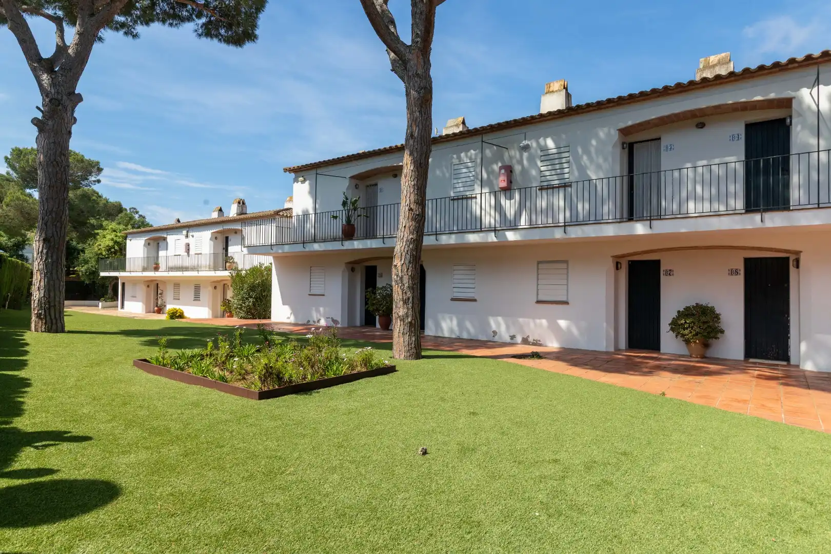 Außenansicht von Wohnung zum Verkauf in Palafrugell mit Klimaanlage, Privatgarten und Terrasse