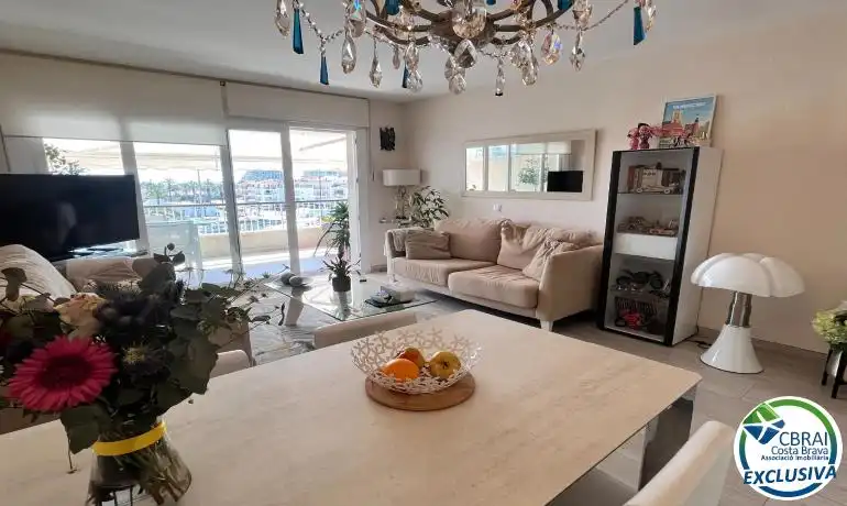 Sala d'estar de Apartament en venda en Empuriabrava amb Aire condicionat, Calefacció i Moblat