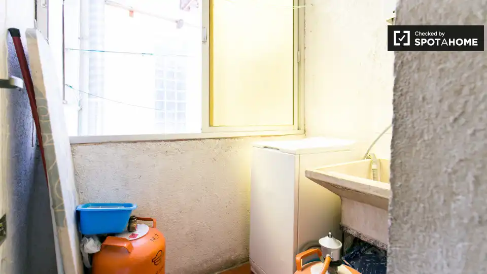 Baño de Piso de alquiler en Granada con Aire acondicionado, Calefacción y Amueblado