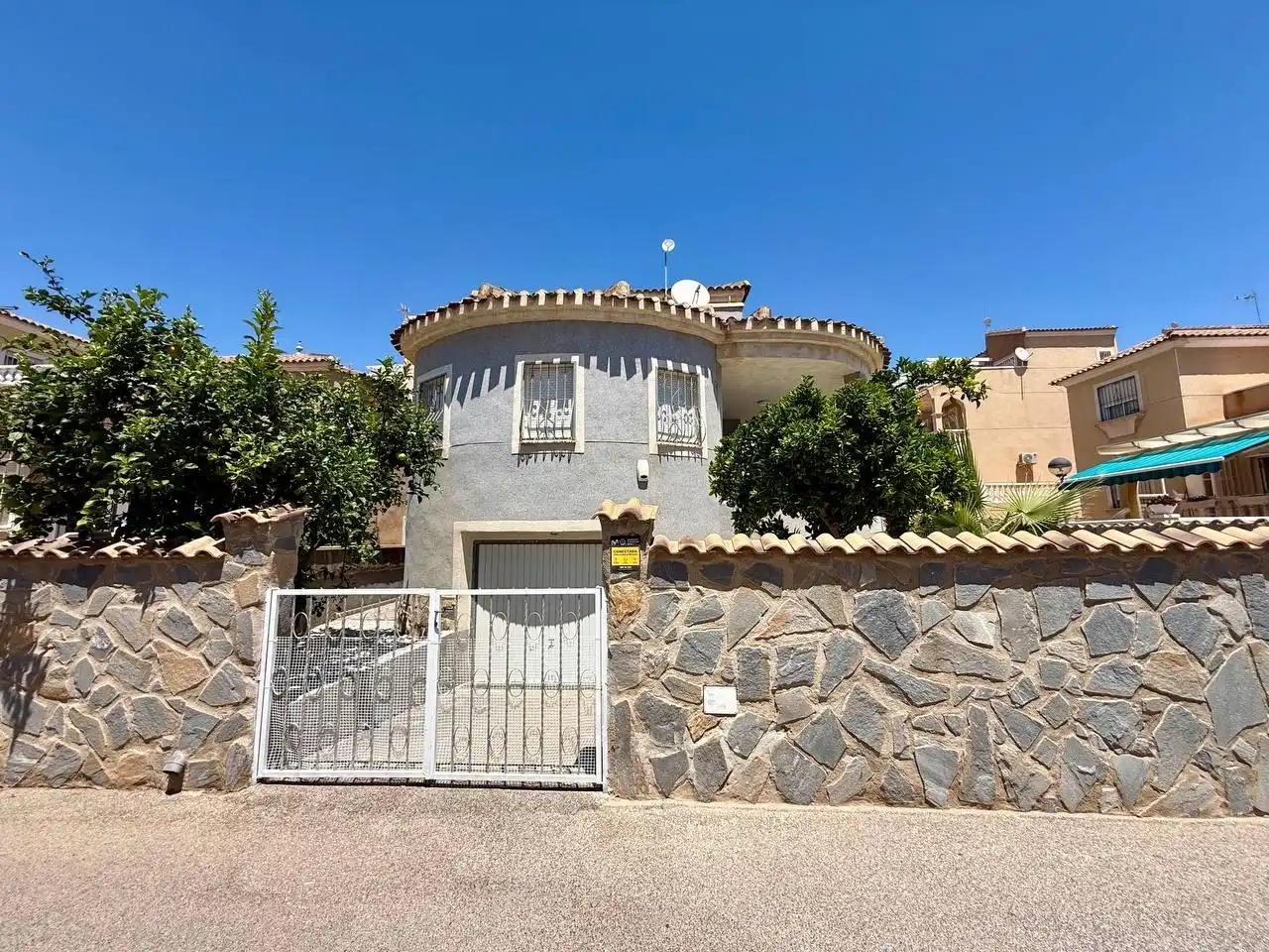 Vista exterior de Casa o xalet en venda en Orihuela amb Aire condicionat, Calefacció i Jardí privat
