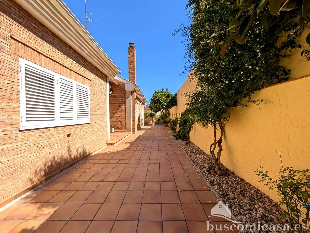 Vista exterior de Casa o xalet en venda en Linares amb Aire condicionat, Calefacció i Jardí privat