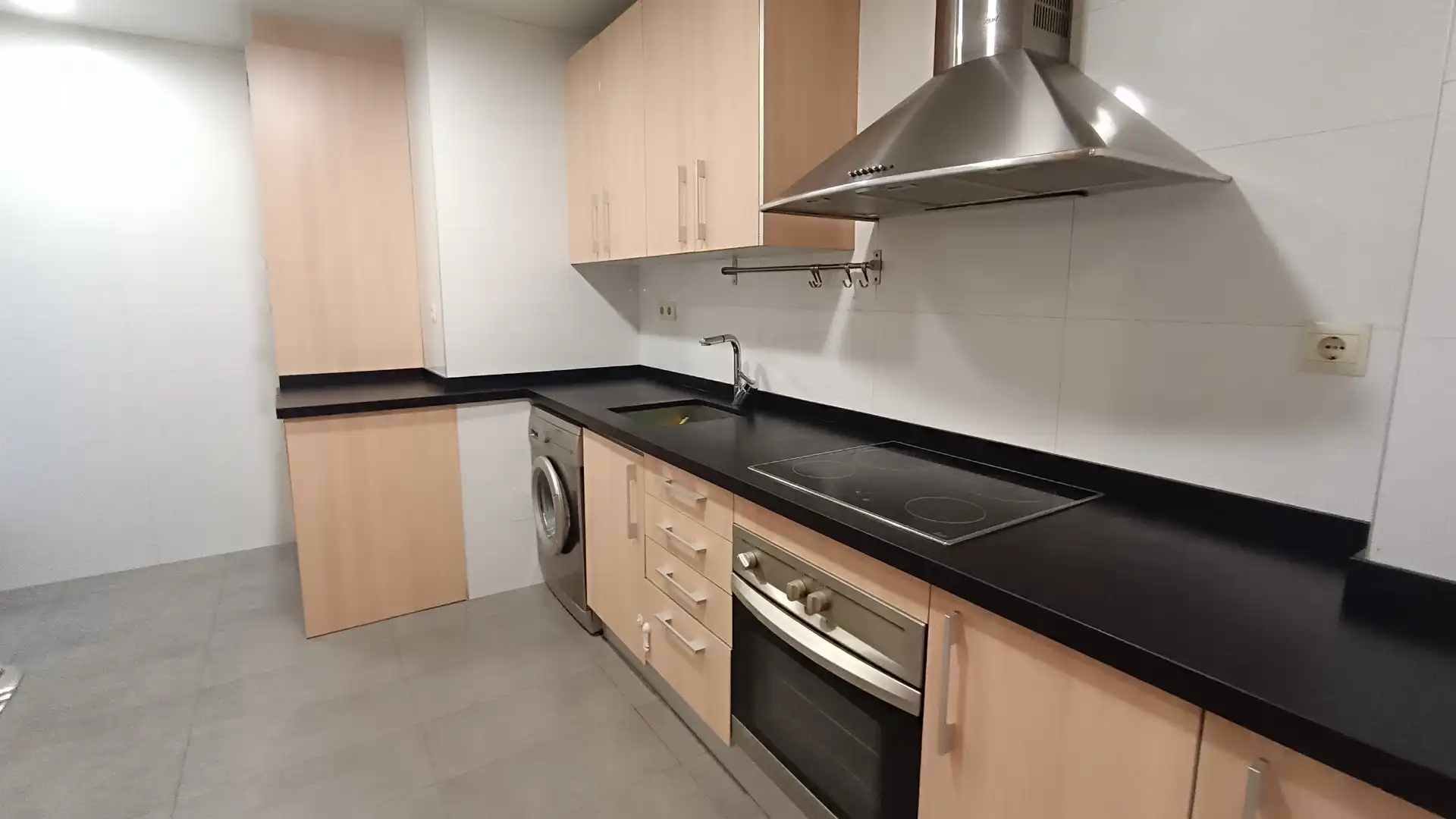 Küche von Wohnung zum Verkauf in Cornellà de Llobregat mit Klimaanlage, Heizung und Parkett