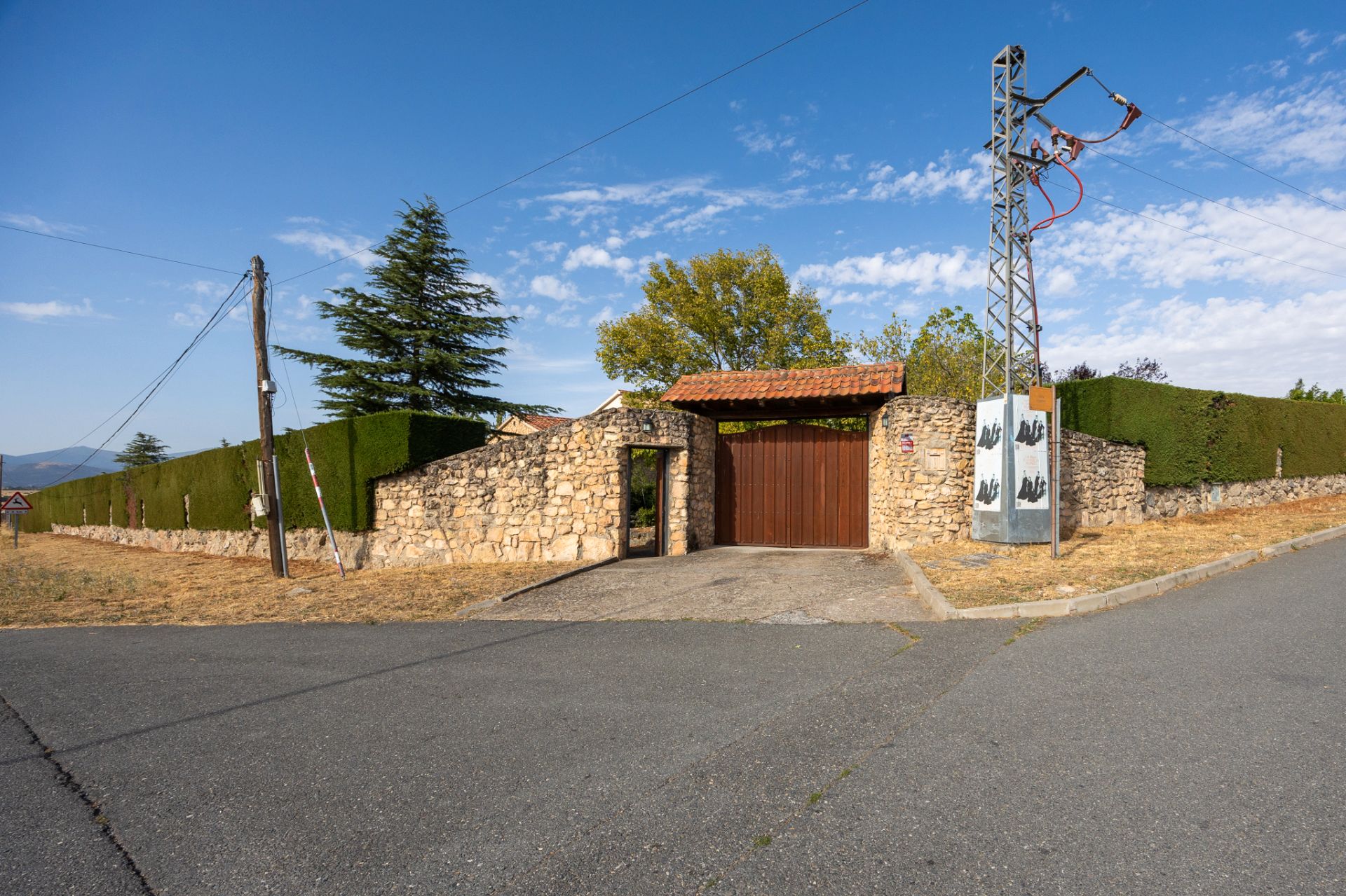 Vista exterior de Casa o xalet en venda en Torrecaballeros amb Calefacció, Jardí privat i Terrassa