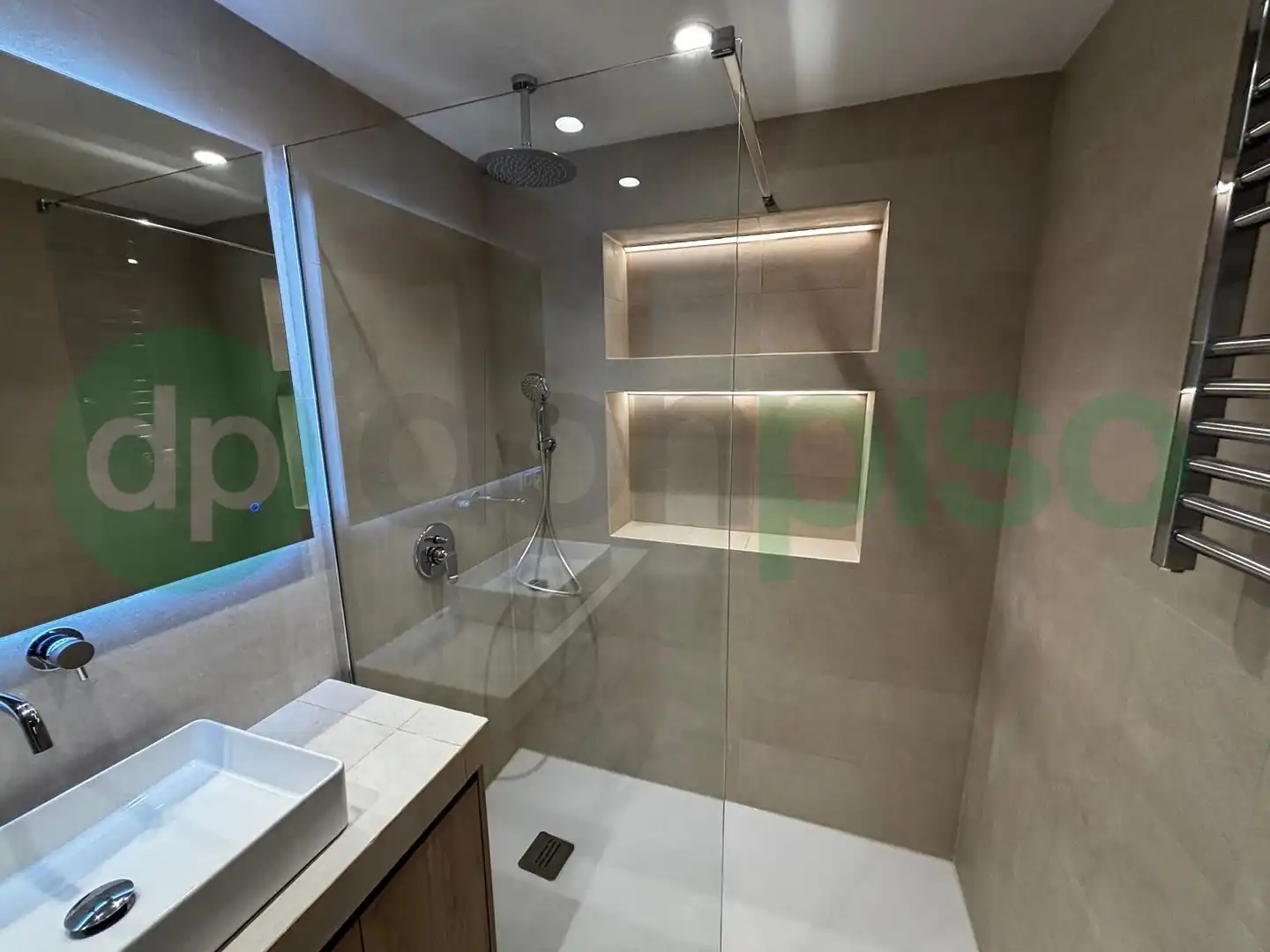 Bathroom of Flat for sale in Madrid  with Air Conditioner, Parquet flooring and Furnished