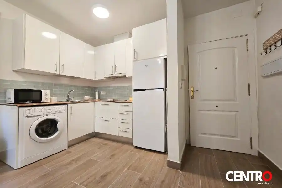Cuina de Apartament de lloguer en Granada amb Aire condicionat