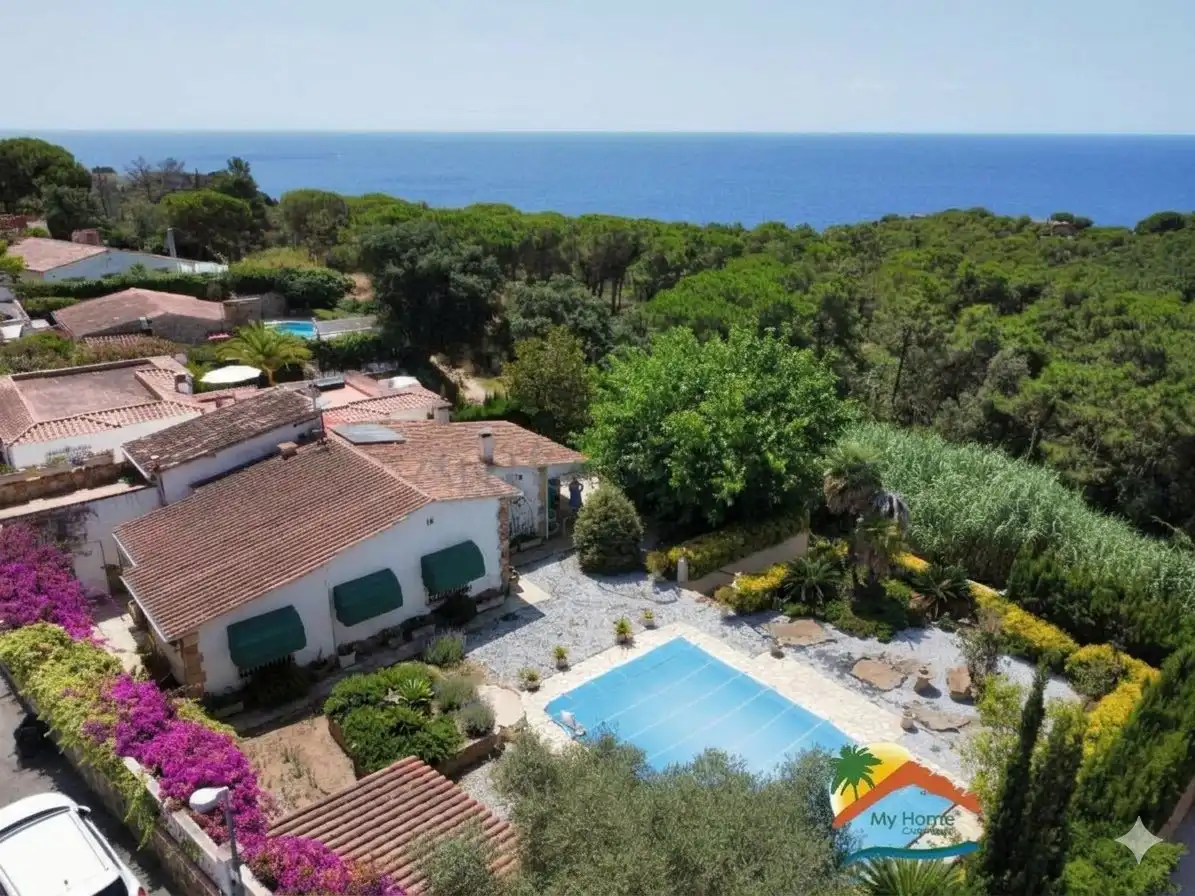 Casa amb piscina en venda a Canyelles