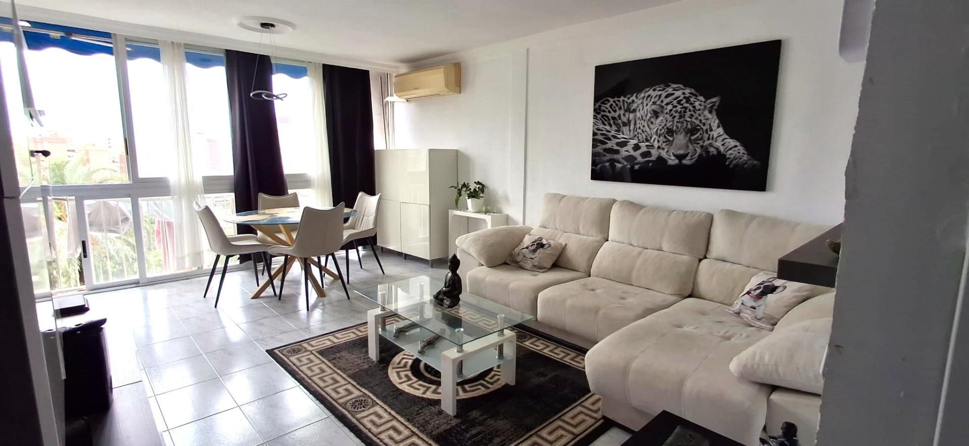 Sala d'estar de Pis en venda en Benidorm amb Aire condicionat, Jardí privat i Piscina comunitària