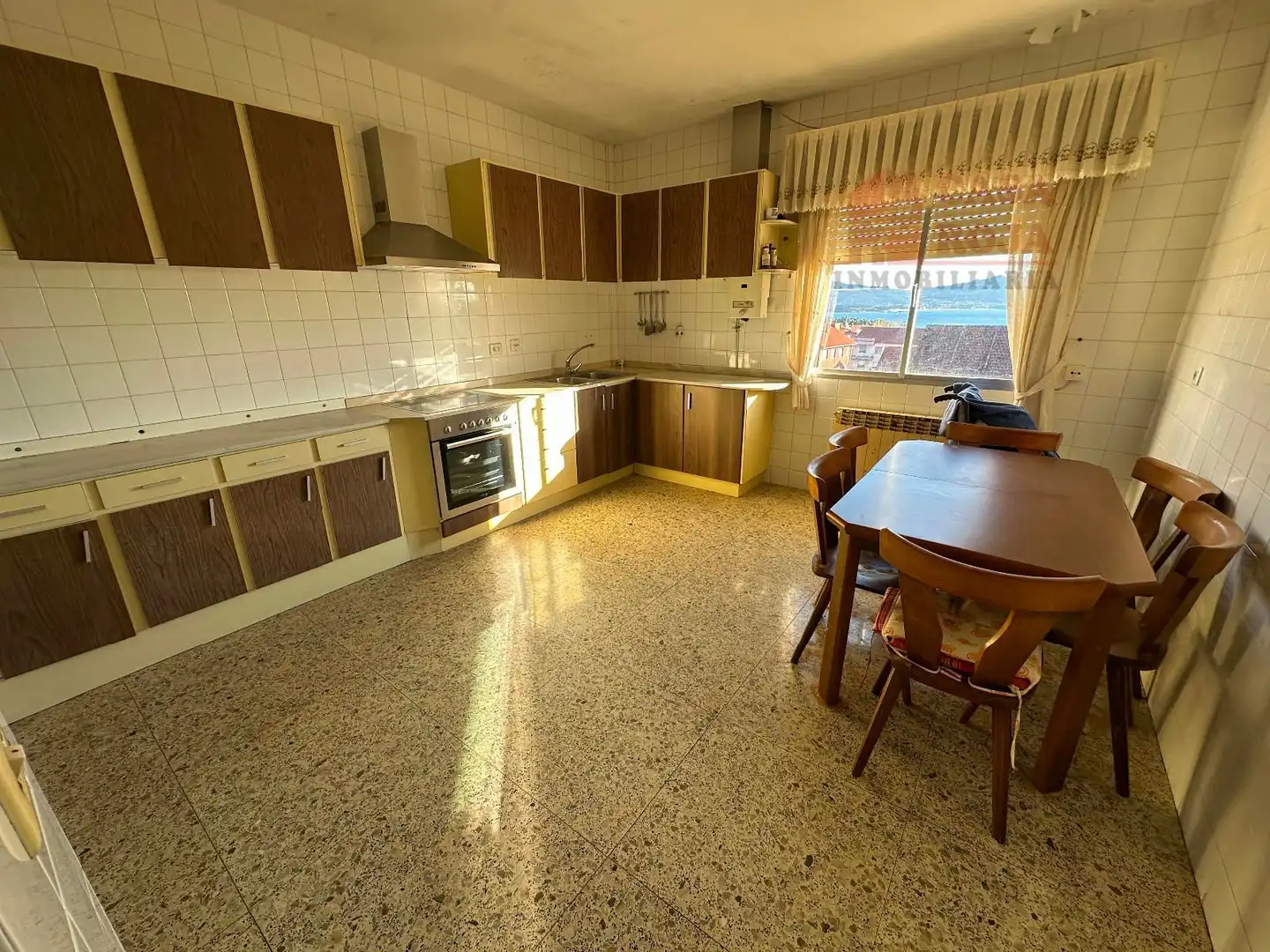 Cuina de Casa o xalet en venda en Cangas  amb Calefacció, Terrassa i Traster