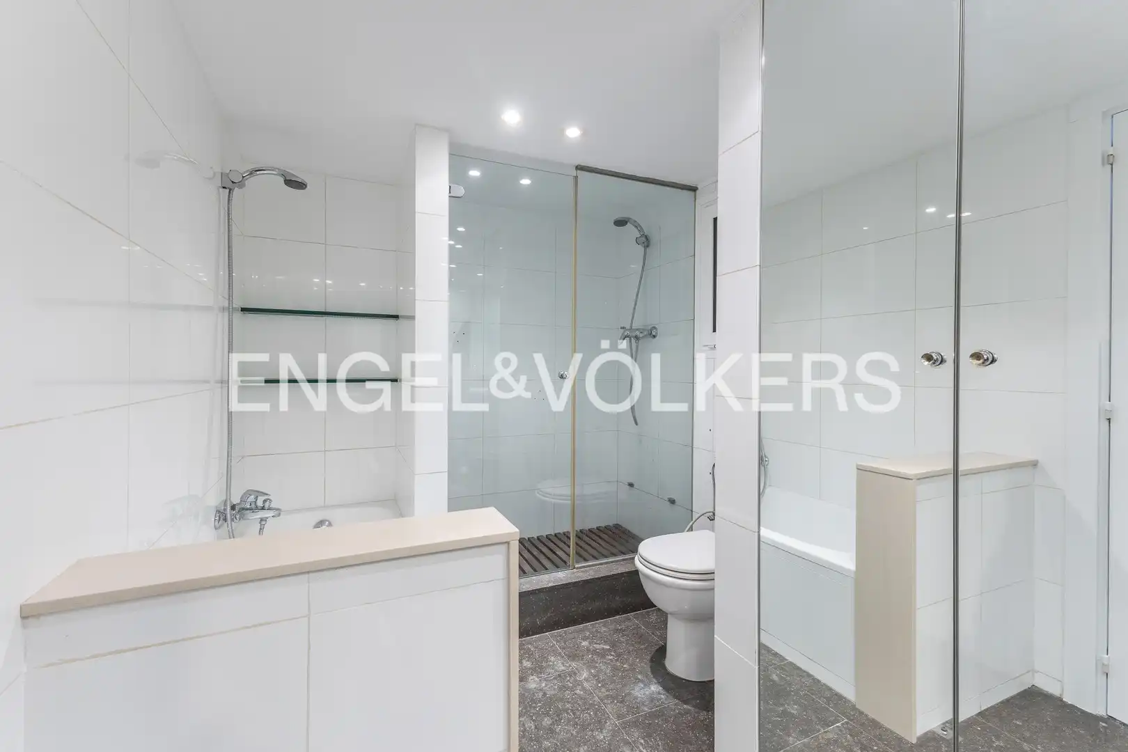 Bathroom of Flat for rent in Barcelona  with Air Conditioner, Heating and Parquet flooring