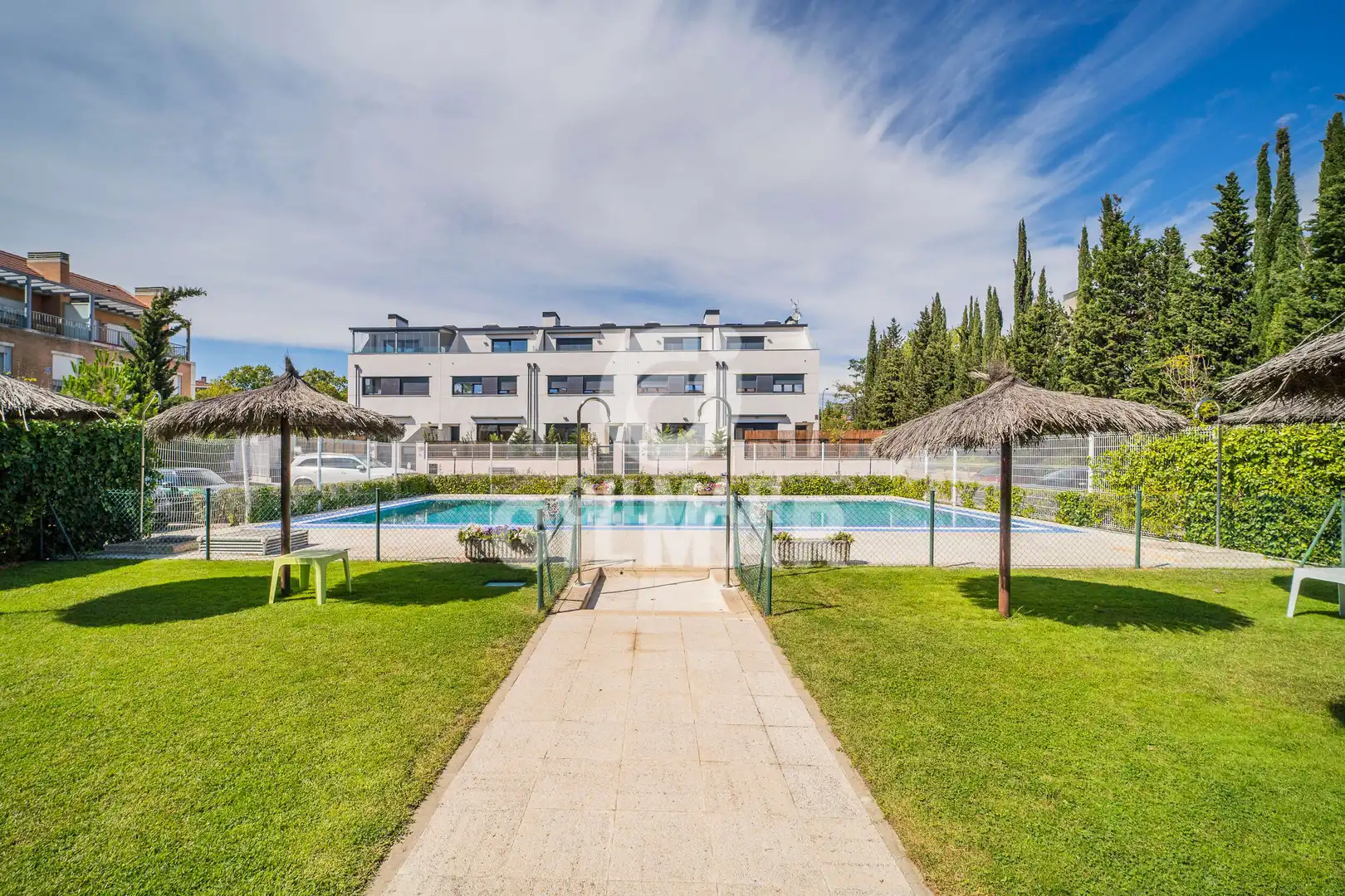 Vista exterior de Casa adosada en venda en Madrid amb Calefacció, Jardí privat i Piscina