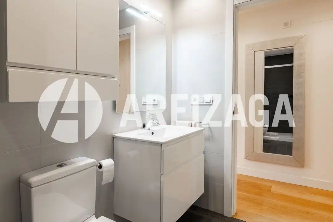 Baño de Piso en venta en Donostia - San Sebastián  con Calefacción, Terraza y Trastero