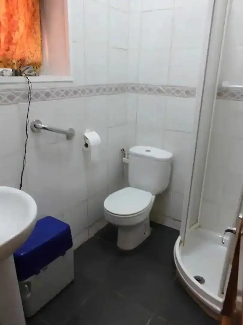 Badezimmer von Einfamilien-Reihenhaus zum Verkauf in Belchite mit Heizung, Terrasse und Abstellraum