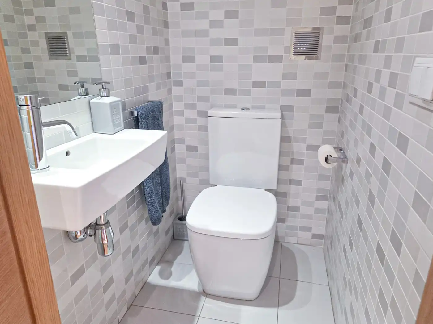 Bathroom of Attic for rent in Figueres  with Air Conditioner, Heating and Terrace