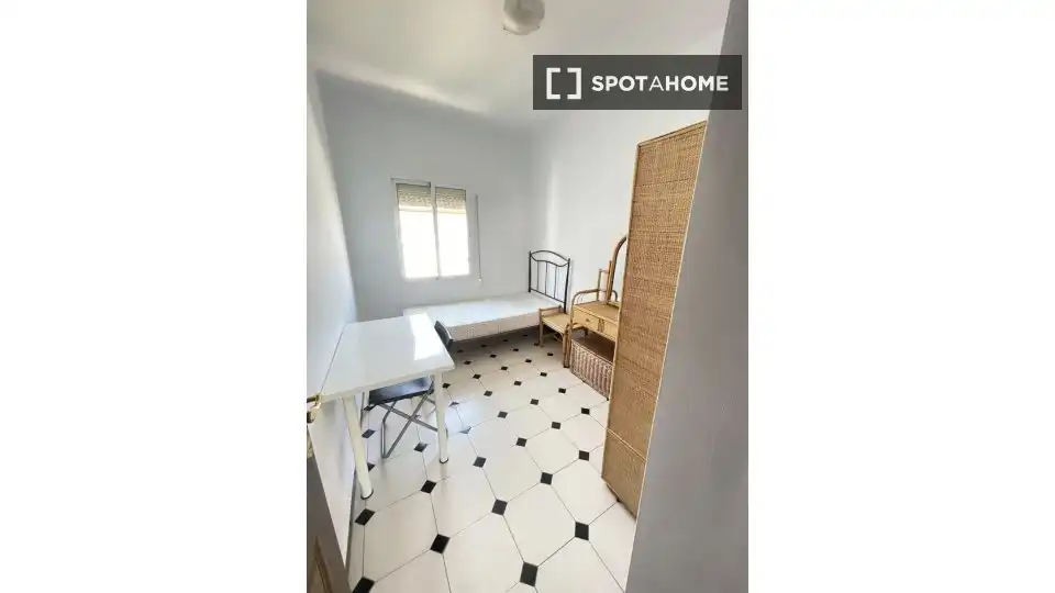 Room in Triana Este