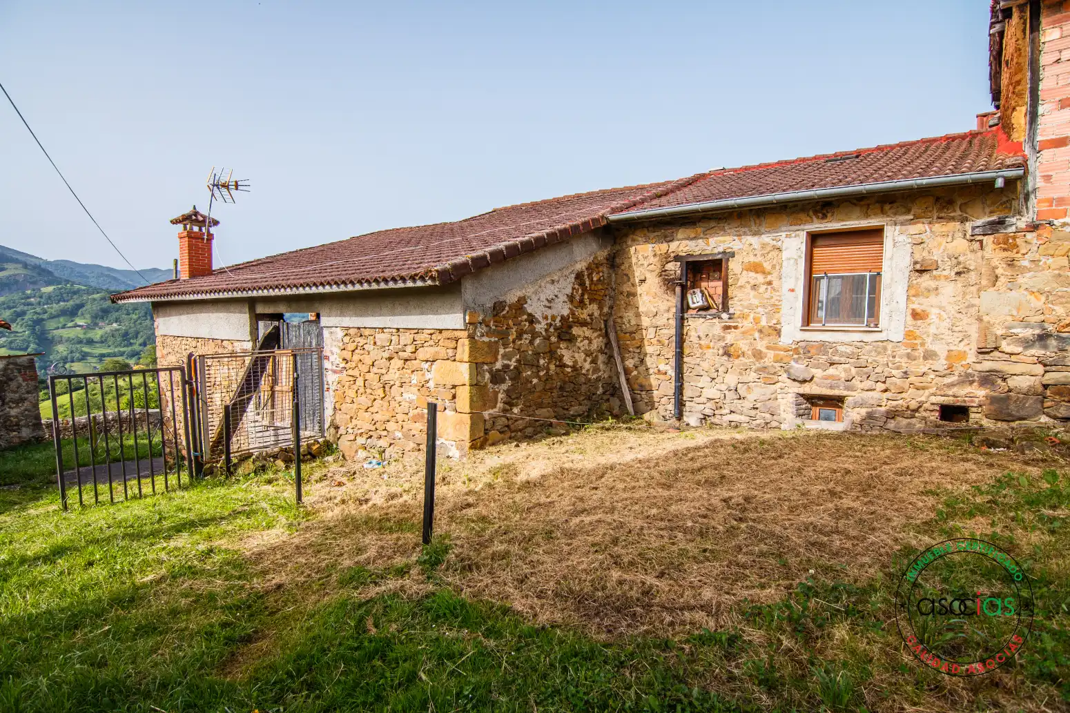 Vista exterior de Casa o xalet en venda en San Martín del Rey Aurelio amb Calefacció, Jardí privat i Terrassa