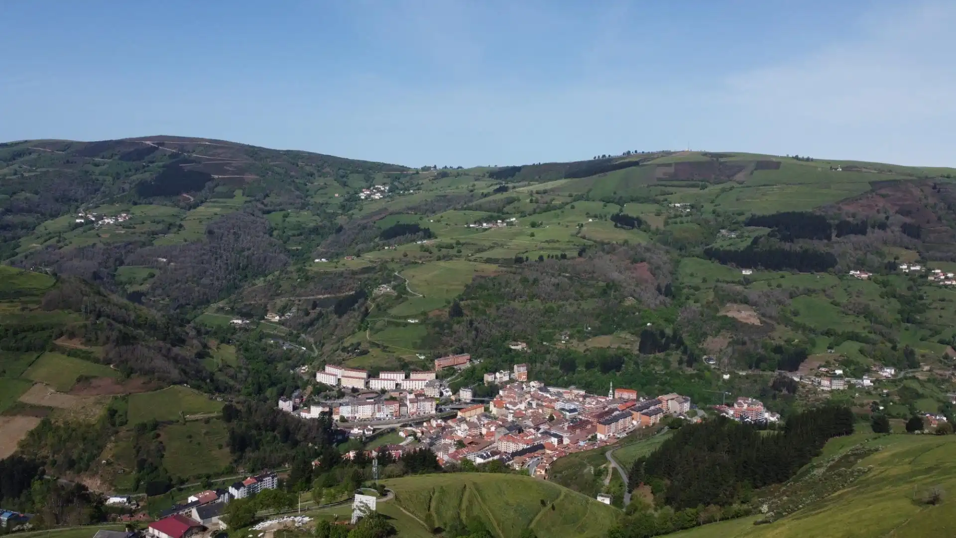 Vista exterior de Casa o xalet en venda en Cangas del Narcea amb Calefacció, Terrassa i Moblat